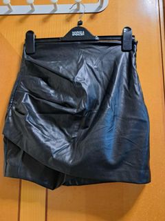Zara 黑色人造皮革短褲 XS64245677814785110