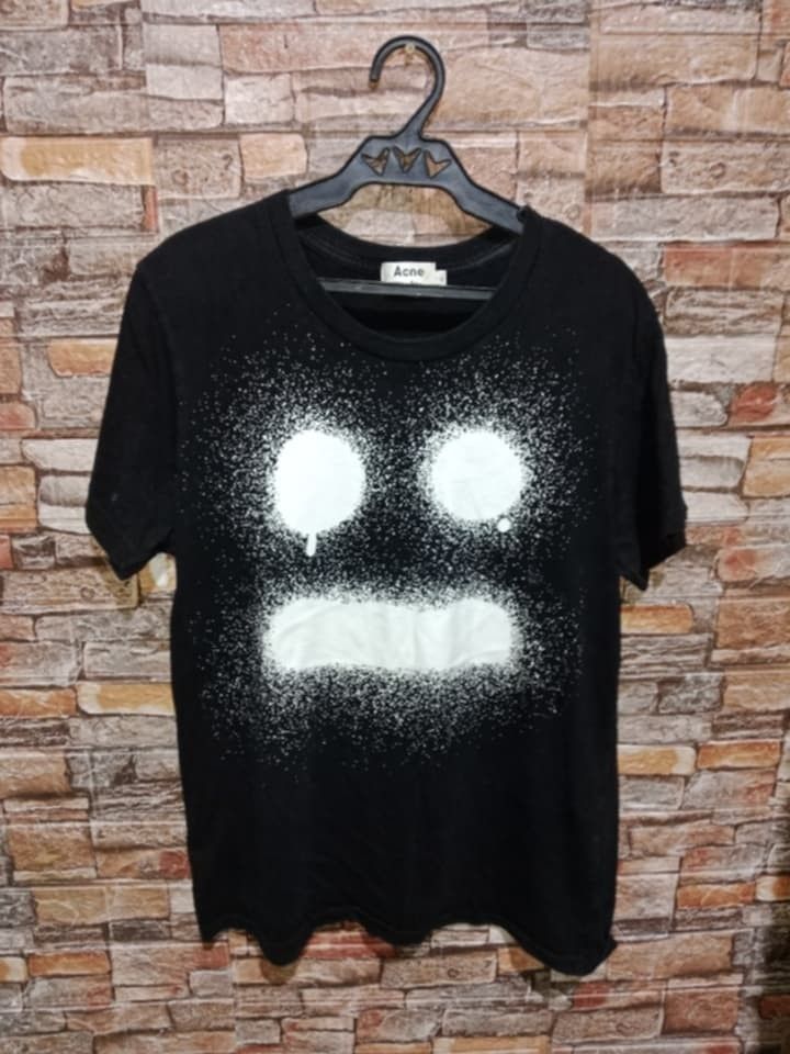 Acne Studios Face T-shirt XL (Category: Tshirts & Polo Shirts ) located in Arayat. Submitted by keenwolf-a7b5 (Listing ID 1399996453, Image 1). Description: - Acne Studios T-shirt - Features iconic face design - Size: XL - Classic crew neck - Short sleeves - Made from cotton and other materials - Eye-catching graphic print - DIMES 22X28.