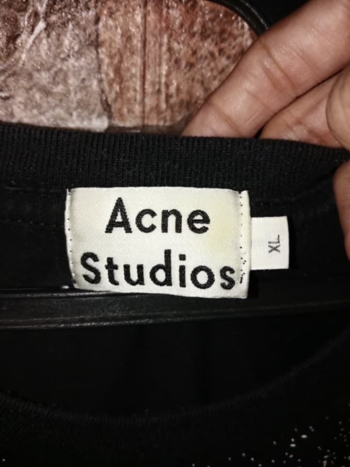 Acne Studios Face T-shirt XL (Category: Tshirts & Polo Shirts ) located in Arayat. Submitted by keenwolf-a7b5 (Listing ID 1399996453, Image 2). Description: - Acne Studios T-shirt - Features iconic face design - Size: XL - Classic crew neck - Short sleeves - Made from cotton and other materials - Eye-catching graphic print - DIMES 22X28.
