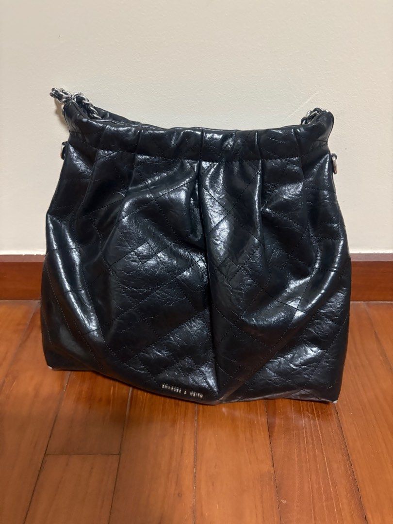 Bag (Category: Shoulder Bags) located in Singapore. Submitted by jen_2000 (Listing ID 1399992245, Image 3). Description: I’m good condition and letting go at $25.