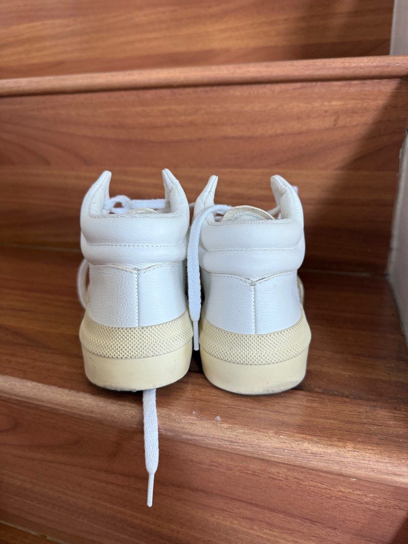 BARELY USED VEJA MINOTAUR (Category: Sneakers) located in Taguig. Submitted by secondlifeph (Listing ID 1399874917, Image 2). Description: LIGHTLY USED VEJA MINOTAUR SNEAKERS Purchased in Paris, France in late 2023 No box RFS: Decluttering Size: EU 35 MOP: Gcash, BDO, BPI, Metrobank PICKUP CARE OF BUYER: GOGOXpress, lalamove, Grab.