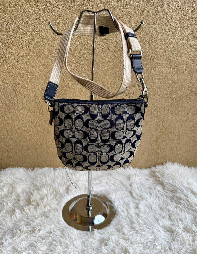 Coach Pleated Sling Bag (Category: Luxury Bags & Wallets) located in Bacoor. Submitted by nihonfindsbyrp (Listing ID 1399919265, Image 2). Description: *Minimal dirt on base. Overall in good condition..