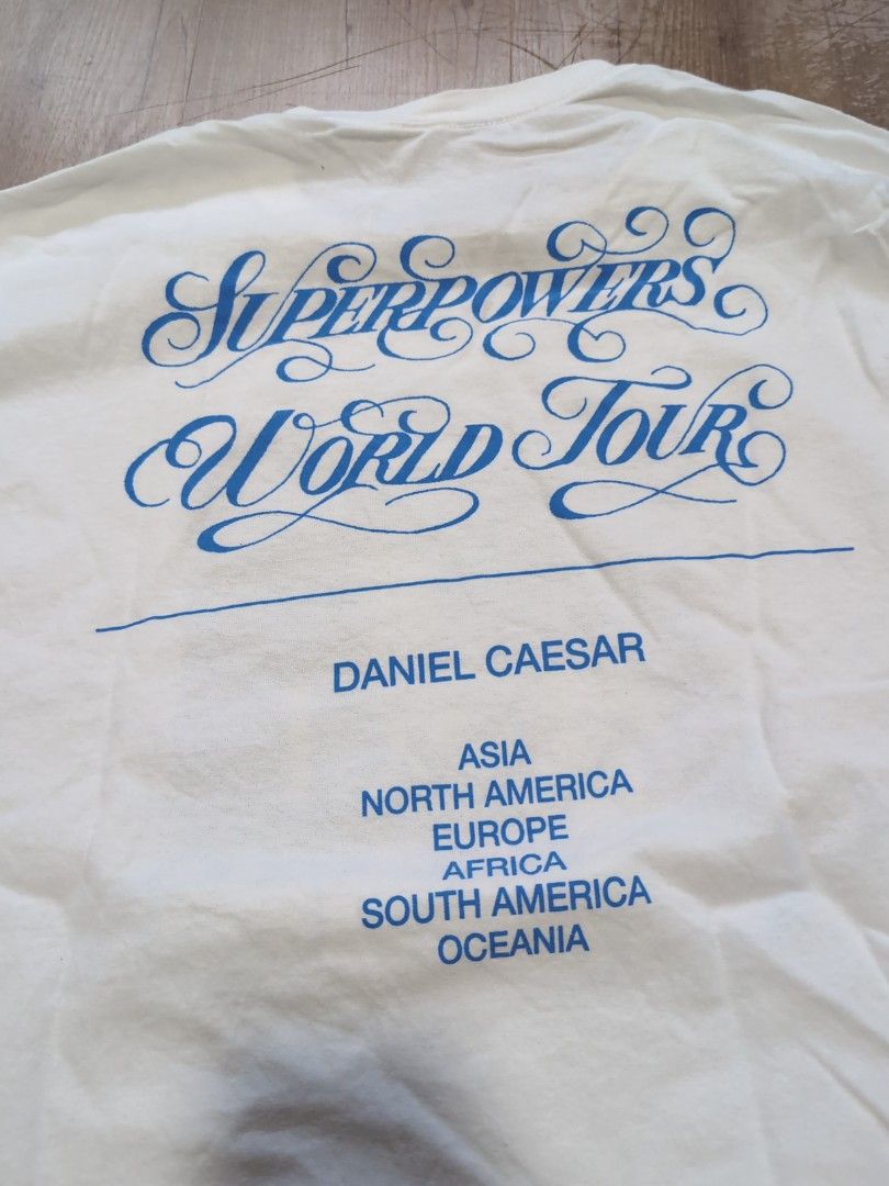 【Daniel Caesar Superpowers Tour Tシャツ美品】 Daniel Caesar Superpowers World Tour Tee, Men's Fashion, Tops