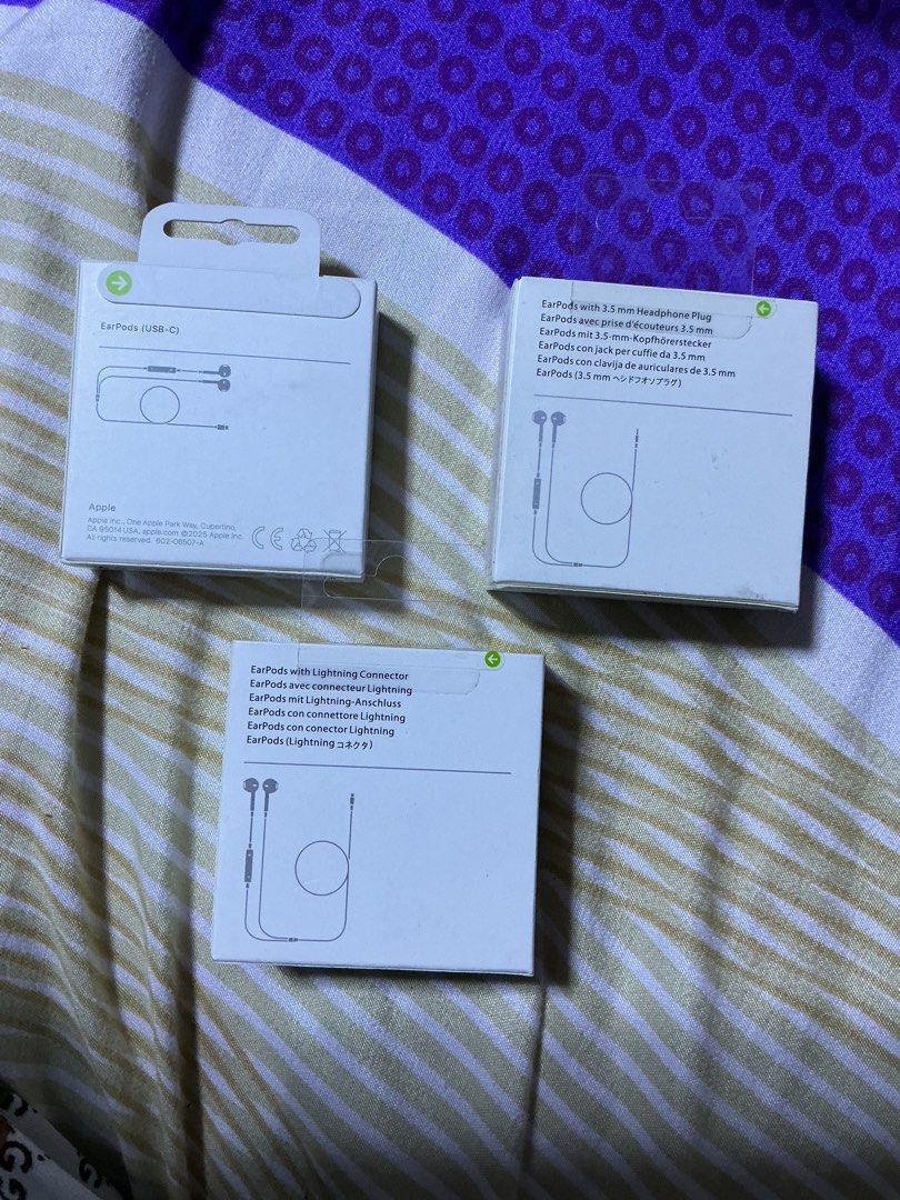 EarPods types-c /Lightning/jack type (Category: Headphones & Headsets) located in Manila. Submitted by mimasour (Listing ID 1399949500, Image 2). Description: .