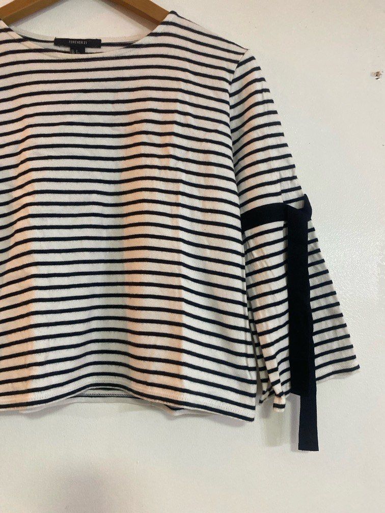Forever 21 black and white top (Category: Blouses) located in Taguig. Submitted by declutterwithriz (Listing ID 1399947318, Image 2). Description: Can tie the ribbon on the side. can fit up to semi medium..