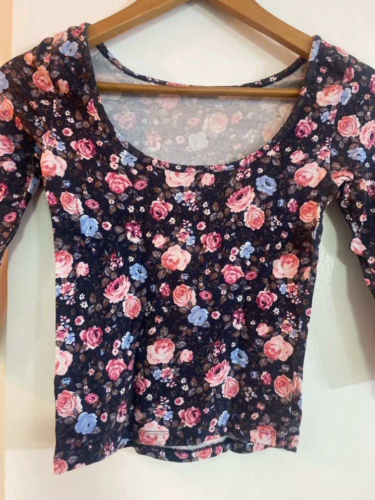 Forever 21 Floral Top (Category: Shirts) located in Taguig. Submitted by declutterwithriz (Listing ID 1399946776, Image 3). Description: Used. Please manage expectations..