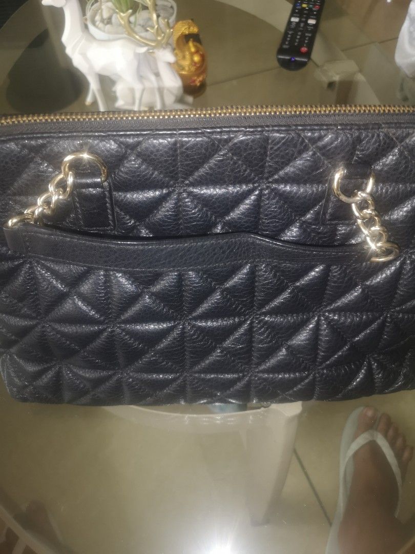 Kate Spade Black Quilted Handbag (Category: Luxury Bags & Wallets) located in Muntinlupa City. Submitted by strlltsantos (Listing ID 1399843063, Image 2). Description: - Kate Spade black quilted handbag - Top zipper closure - Gold-tone chain straps - Beige interior lining with Kate Spade New York logo - Interior pocket - Diamond pattern exterior - Gold Kate Spade logo on front.