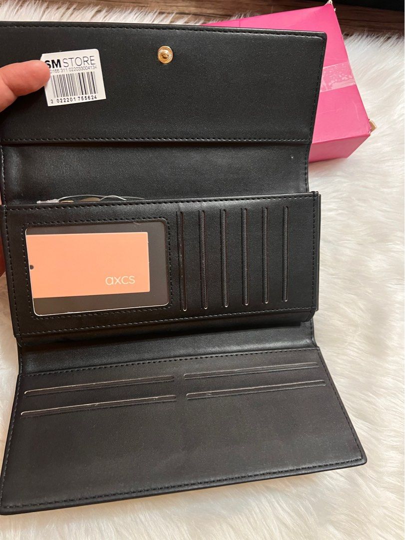 Long Wallet trifold (Category: Luxury Bags & Wallets) located in Lubao. Submitted by mioreecollection (Listing ID 1399973772, Image 3). Description: Brandnew from SM Gift last christmas .