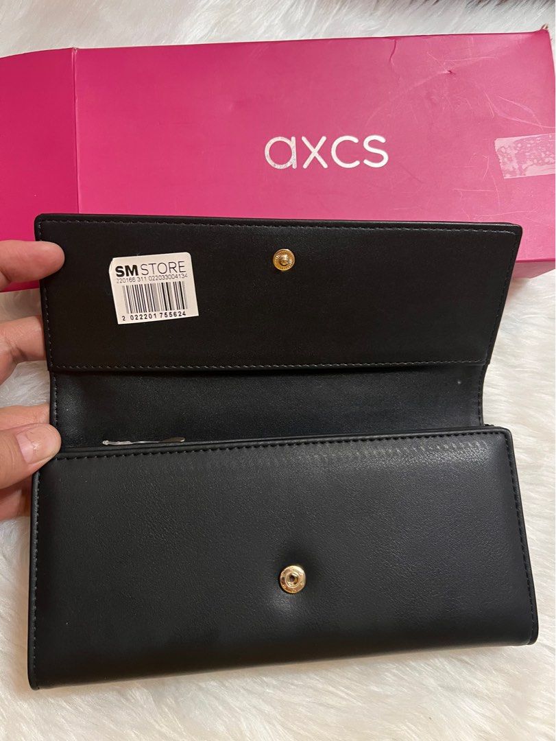 Long Wallet trifold (Category: Luxury Bags & Wallets) located in Lubao. Submitted by mioreecollection (Listing ID 1399973772, Image 2). Description: Brandnew from SM Gift last christmas .