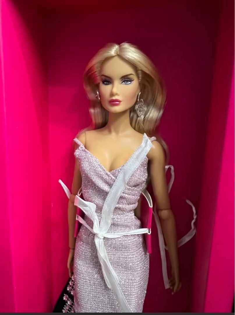 POPPY PARKER FR DOLLS TAKE ALL (Category: Figurines & Statues) located in Bacolod City. Submitted by luxepapi (Listing ID 1399835608, Image 1). Description: Alysa With free FR clothes .