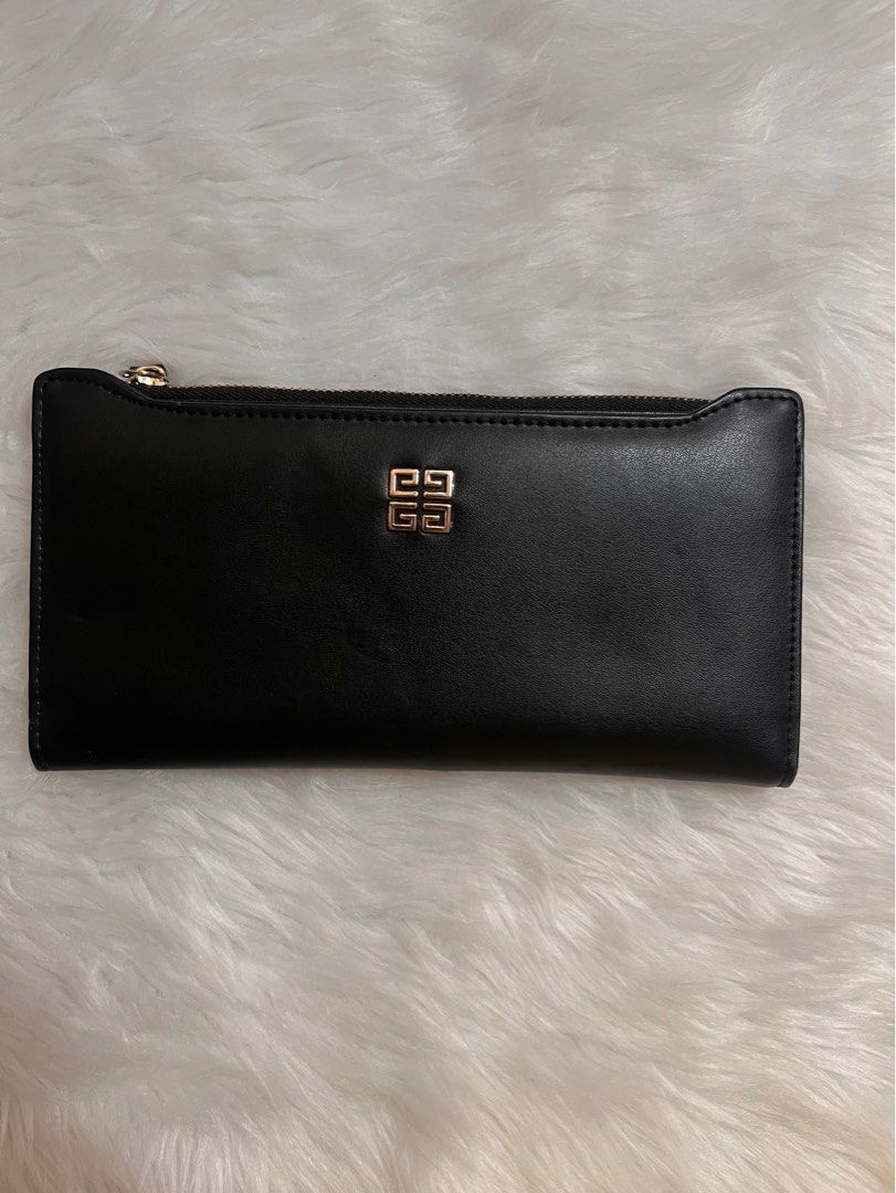 Preloved Bifold wallet (Category: Wallets & Card holders) located in Lubao. Submitted by mioreecollection (Listing ID 1399974522, Image 1). Description: Likenew /slightly used bifold semi long wallet.
