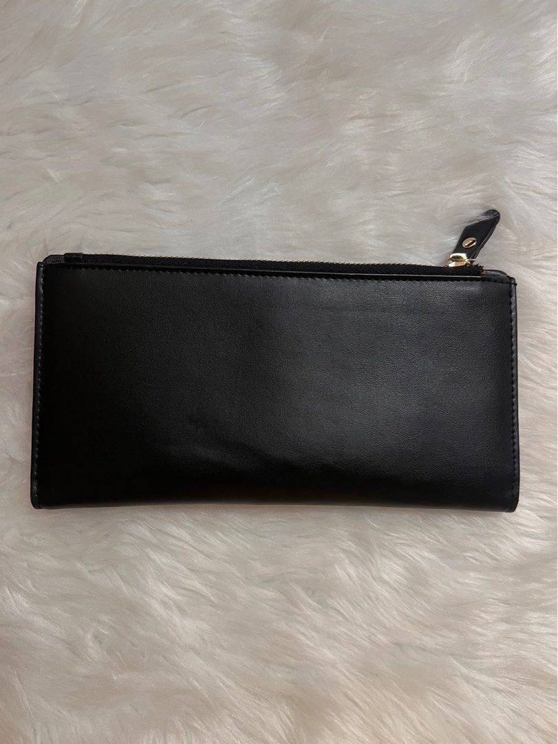 Preloved Bifold wallet (Category: Wallets & Card holders) located in Lubao. Submitted by mioreecollection (Listing ID 1399974522, Image 2). Description: Likenew /slightly used bifold semi long wallet.