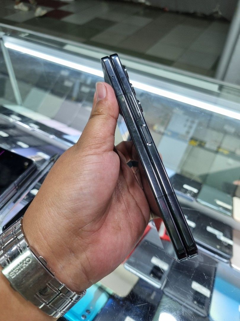 Samsung Galaxy Z Fold5 12/256 (Category: Samsung) located in San Juan City. Submitted by wainefreygadgetshop (Listing ID 1399951460, Image 3). Description: Samsung Galaxy Z Fold5 12/256 ALL GOODS AT WORKING NO REPAIR HISTORY NO HIDDEN ISSUE NTC APPROVED CAMERA SOBRANG LINAW check to sawa bago bayaran. For fast transaction call/text 09279452049,09704549340 *PAG COD SAMIN ANG PERSONAL RIDER Required po yung Payment First sa shipping !if our transac