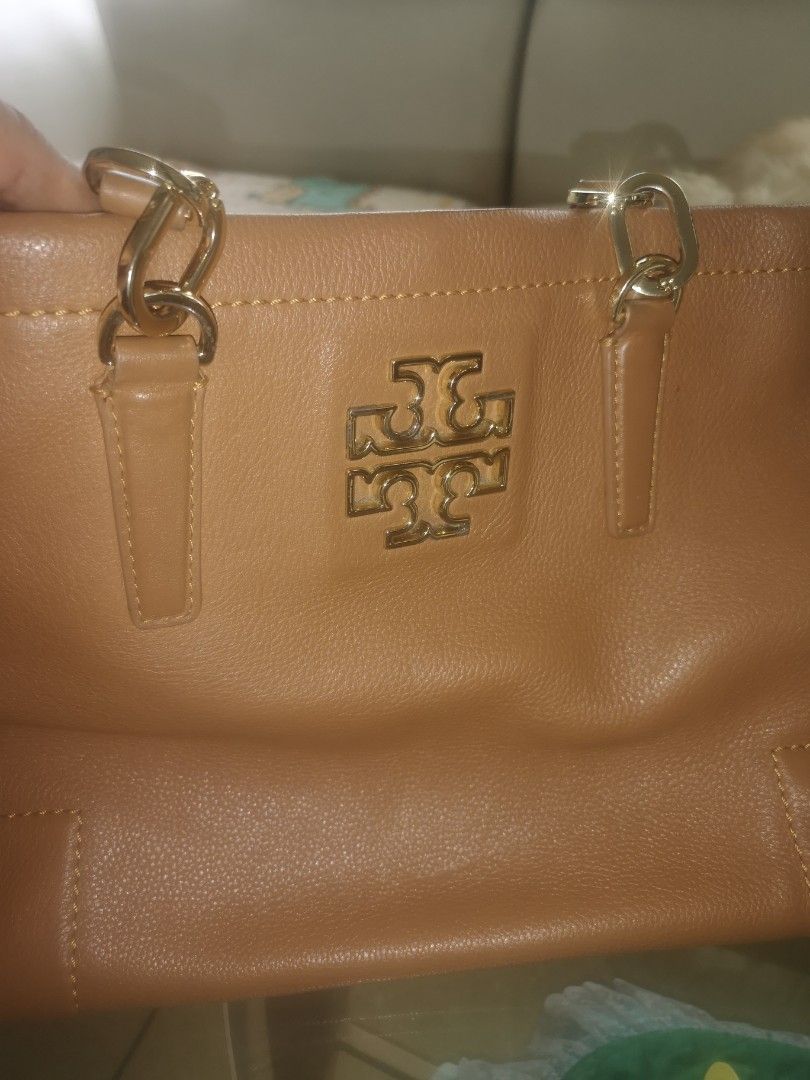 Tory Burch Handbag (Category: Luxury Bags & Wallets) located in Muntinlupa City. Submitted by strlltsantos (Listing ID 1399842603, Image 3). Description: - Tory Burch tan handbag - Structured shape - Made of leather - Gold-toned hardware - Includes top handles and shoulder strap - Features a front pocket - Spacious interior.
