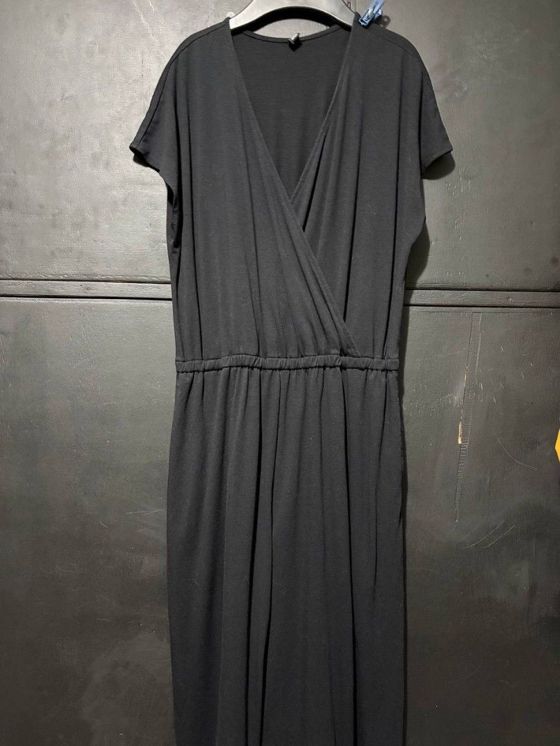 Uniqlo Black Jumpsuit (Category: Jumpsuits) located in Manila. Submitted by Rhidell (Listing ID 1399926555, Image 1). Description: Black jumpsuit from Uniqlo. Features a V-neckline and short sleeves. The dress has an elastic waist. Fits small to medium frame. Payment via Gcash.Buyer shoulders shipping cost..