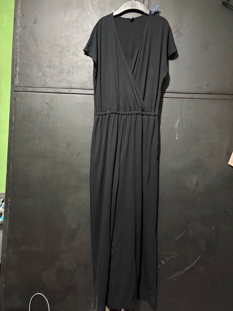 Uniqlo Black Jumpsuit (Category: Jumpsuits) located in Manila. Submitted by Rhidell (Listing ID 1399926555, Image 2). Description: Black jumpsuit from Uniqlo. Features a V-neckline and short sleeves. The dress has an elastic waist. Fits small to medium frame. Payment via Gcash.Buyer shoulders shipping cost..