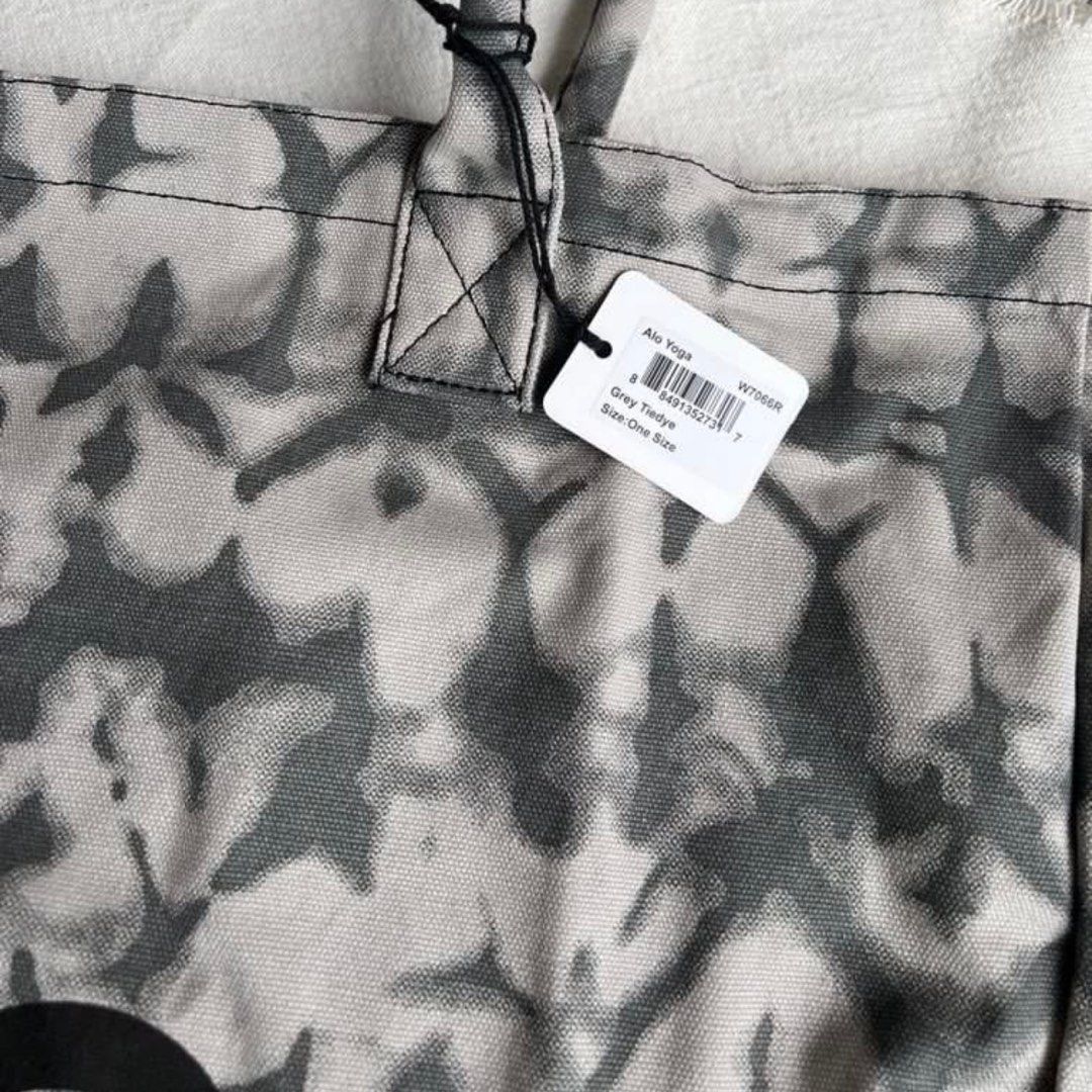 Alo tote bag (Category: Luxury Bags & Wallets) located in Balagtas. Submitted by mdxlj22 (Listing ID 1400024757, Image 2). Description: Used once in my pilates class I never got to use it again From US.
