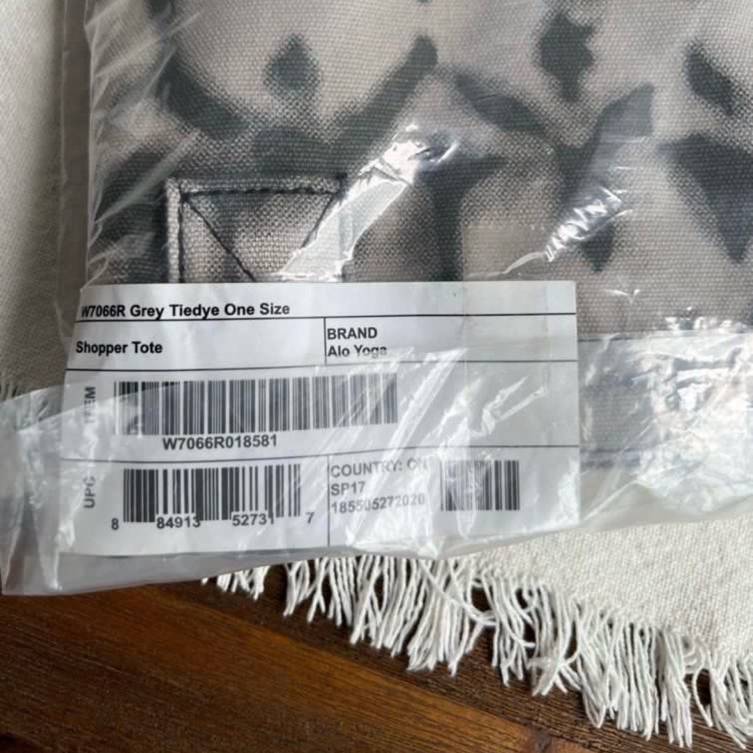 Alo tote bag (Category: Luxury Bags & Wallets) located in Balagtas. Submitted by mdxlj22 (Listing ID 1400024757, Image 3). Description: Used once in my pilates class I never got to use it again From US.