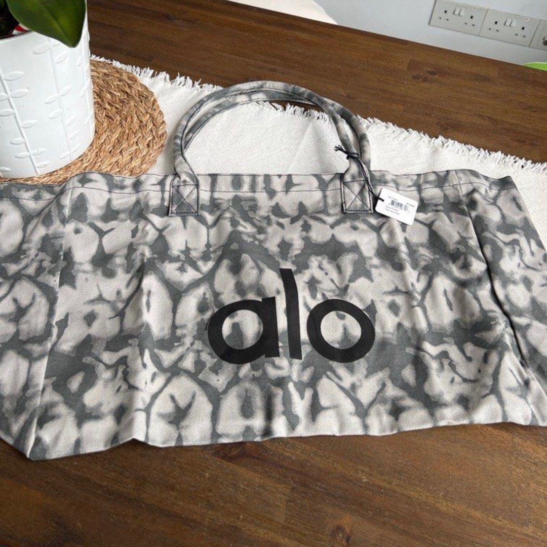 Alo tote bag (Category: Luxury Bags & Wallets) located in Balagtas. Submitted by mdxlj22 (Listing ID 1400024757, Image 1). Description: Used once in my pilates class I never got to use it again From US.