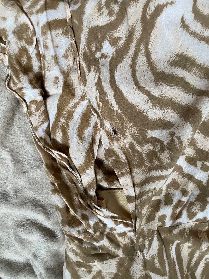 Animal Print Midi Skirt (Category: Skirts) located in Rizal. Submitted by declutterwsky (Listing ID 1400091115, Image 3). Description: There are somw flaws but when worn they are not noticeable naman :)) + garterized siya .