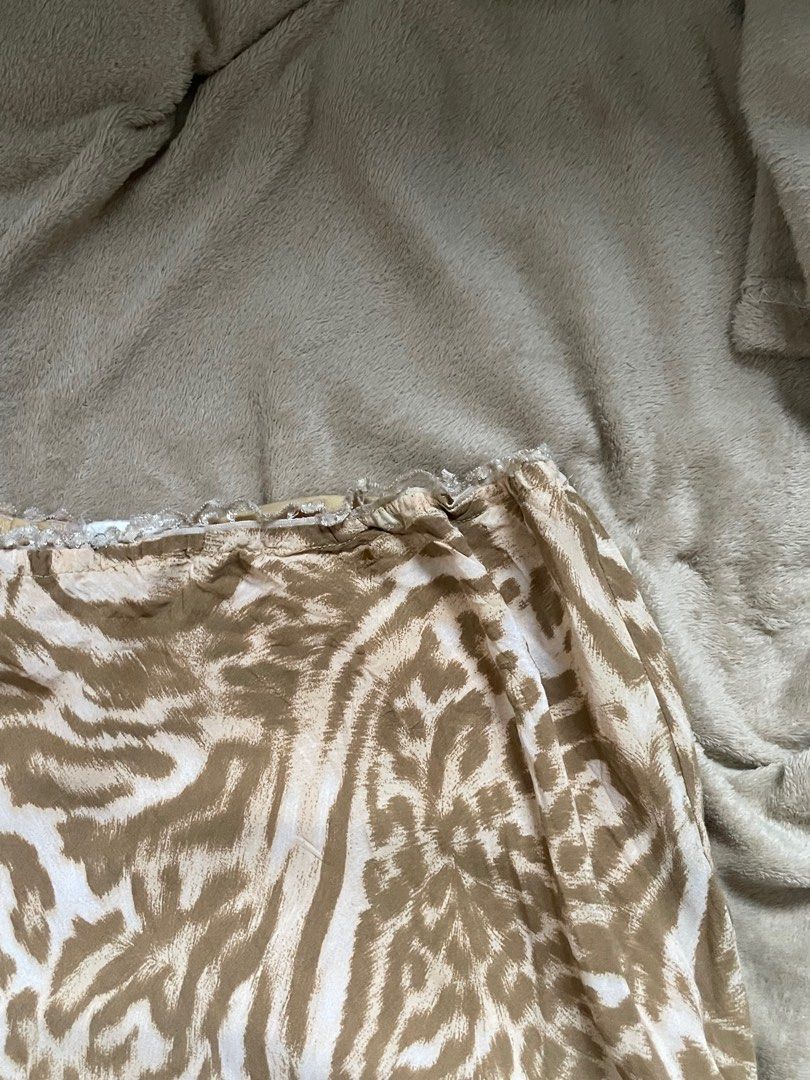 Animal Print Midi Skirt (Category: Skirts) located in Rizal. Submitted by declutterwsky (Listing ID 1400091115, Image 2). Description: There are somw flaws but when worn they are not noticeable naman :)) + garterized siya .