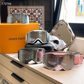 (Category: ) located in . Submitted by fashion.luxe (Listing ID 1400124971, Image 1). Description: .