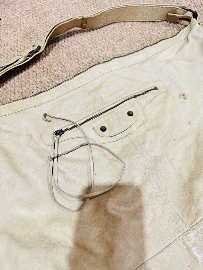 Balenciaga Leather Shoulder Bag (Category: Luxury Bags & Wallets) located in Bontoc. Submitted by bag.lover. (Listing ID 1400115228, Image 2). Description: Authentic Balenciaga Day Bag With mirror With replacement dustbag In very good used condition Flaw:some stains due to storage.