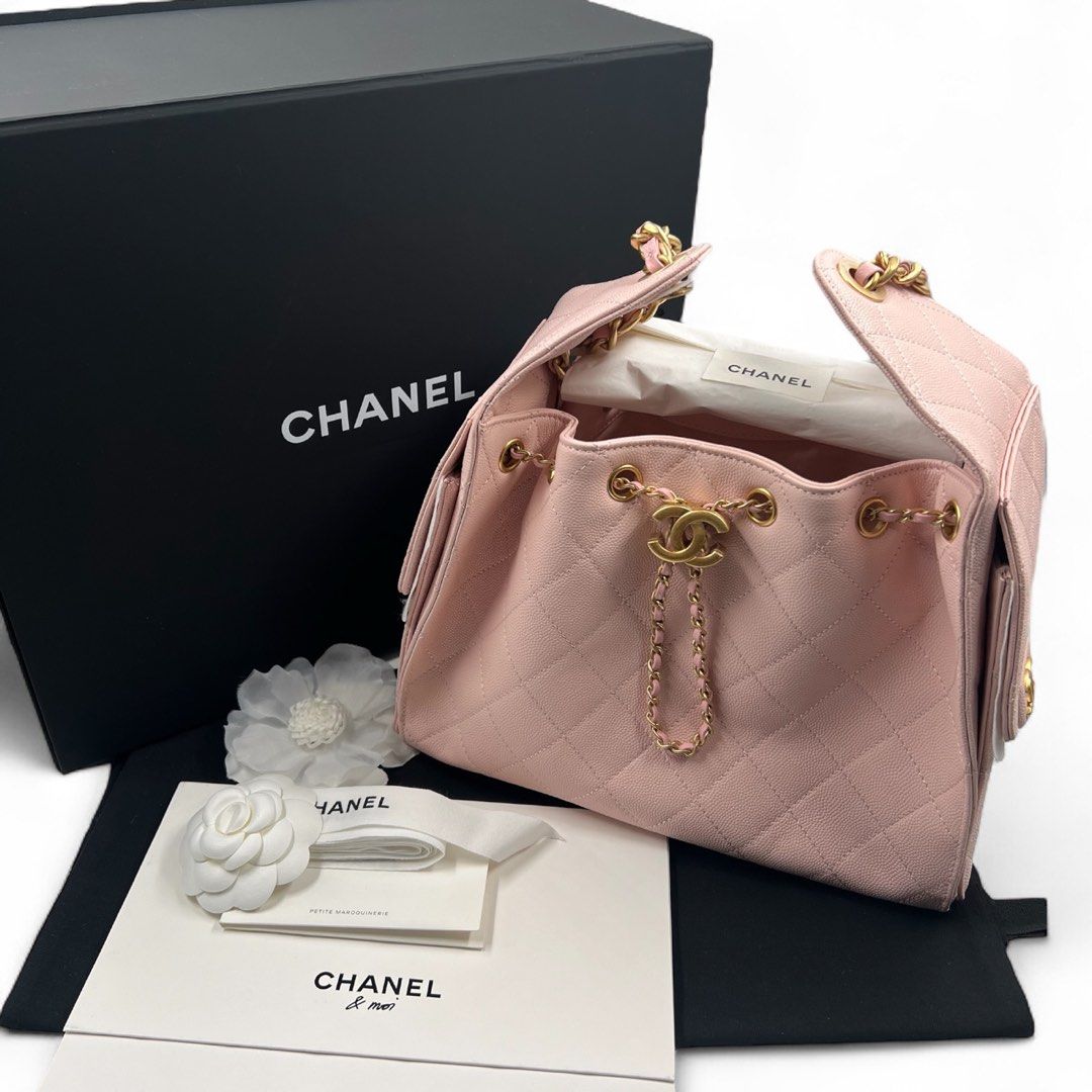 ⚜️Chanel 25 Light Pink bag (Category: Luxury Bags & Wallets) located in Makati City. Submitted by 90sangel (Listing ID 1400133050, Image 2). Description: •Item: Chanel 25 Small light pink bag ⚜️🩷👜 •Size: Small - microchipped •Condition: Gently Used, great condition Comes complete! *It’s the perfect bag to carry comfortably and effortlessly on a daily basis, anytime and anywhere. - Blackpink Jennie 🤍👜 *Complete inclusions! giftable — from runw