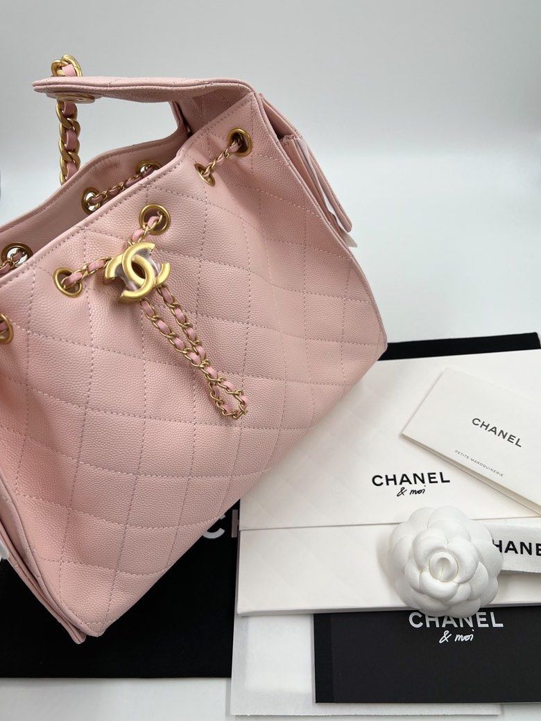 ⚜️Chanel 25 Light Pink bag (Category: Luxury Bags & Wallets) located in Makati City. Submitted by 90sangel (Listing ID 1400133050, Image 3). Description: •Item: Chanel 25 Small light pink bag ⚜️🩷👜 •Size: Small - microchipped •Condition: Gently Used, great condition Comes complete! *It’s the perfect bag to carry comfortably and effortlessly on a daily basis, anytime and anywhere. - Blackpink Jennie 🤍👜 *Complete inclusions! giftable — from runw