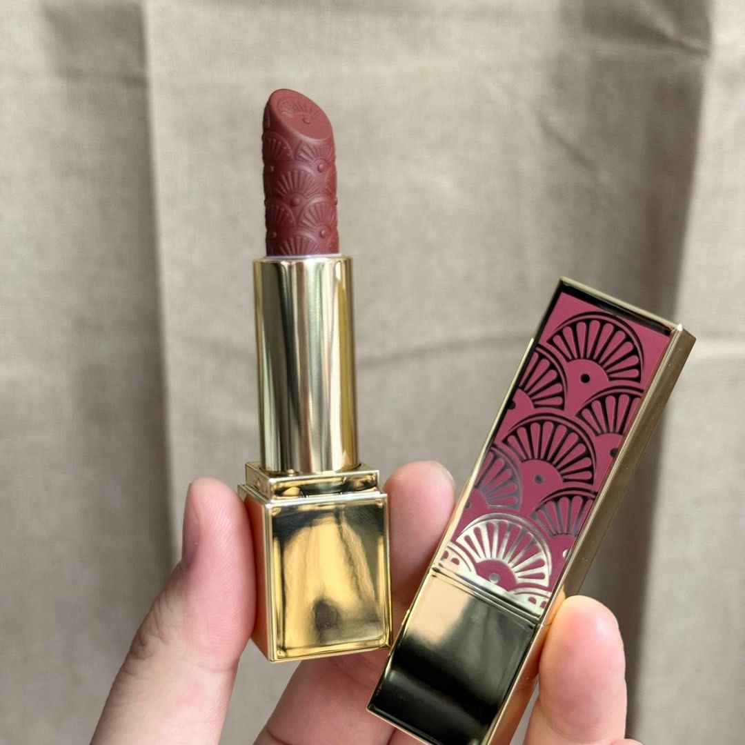 Estee Lauder Lipstick Limited Edition Full Size (Category: Makeup) located in San Carlos. Submitted by dannamislang (Listing ID 1400031820, Image 1). Description: Limited edition Magical illusion lipstick Full size po itoooo, valued at 2000++ In shade Smokeshow Super pretty shades! Walang tapon sa set na ‘to 🤪 Look at the details sa bullet waaaahh 💗 • 20 slots.