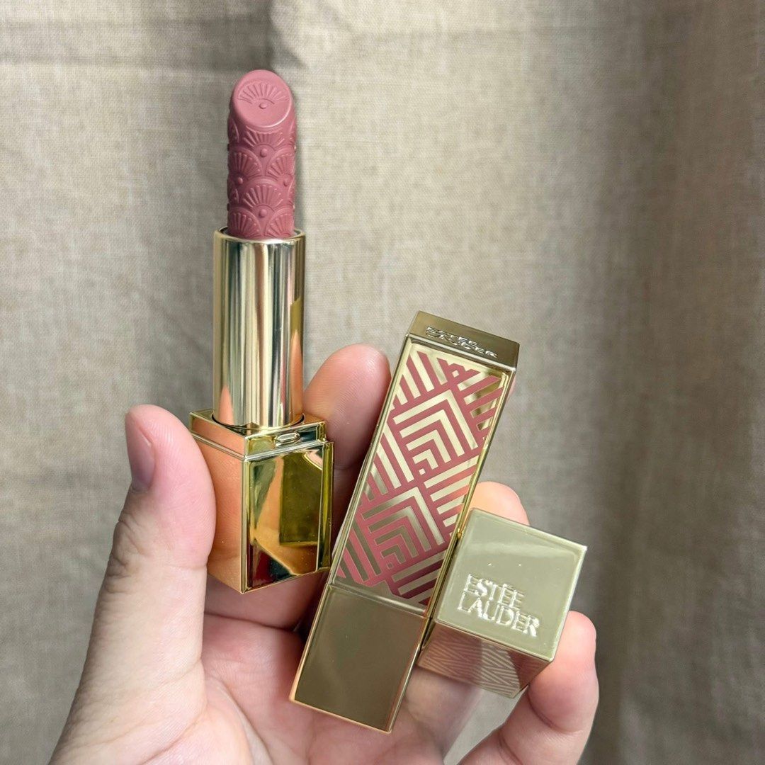 Estee Lauder Lipstick Magic Illusion Full Size (Category: Makeup) located in San Carlos. Submitted by dannamislang (Listing ID 1400032250, Image 2). Description: Magical illusion lipstick limited edition Full size po itoooo, valued at 2000++ In shade Discreet Super pretty shades! Walang tapon sa set na ‘to 🤪 Look at the details sa bullet waaaahh 💗 • 8 slots.