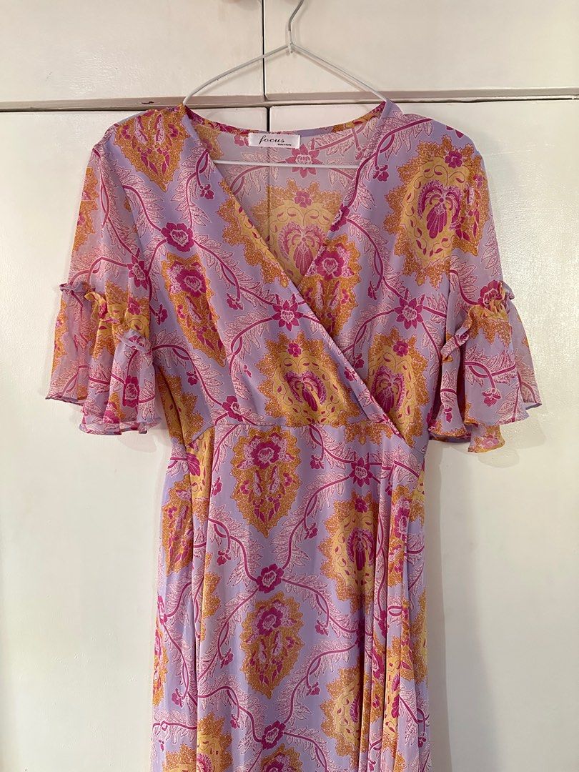Focus Floral Wrap Dress (Category: Dresses) located in Mandaluyong City. Submitted by fizz4gudd (Listing ID 1400080128, Image 1). Description: Used Once Debut of my sister No Issue - Floral wrap dress - Colors: Purple, pink, gold - Features a V-neck - Short, ruffled sleeves - Made of lightweight, flowing fabric - Suitable for special occasions and everyday wear 📍Mandaluyong City.