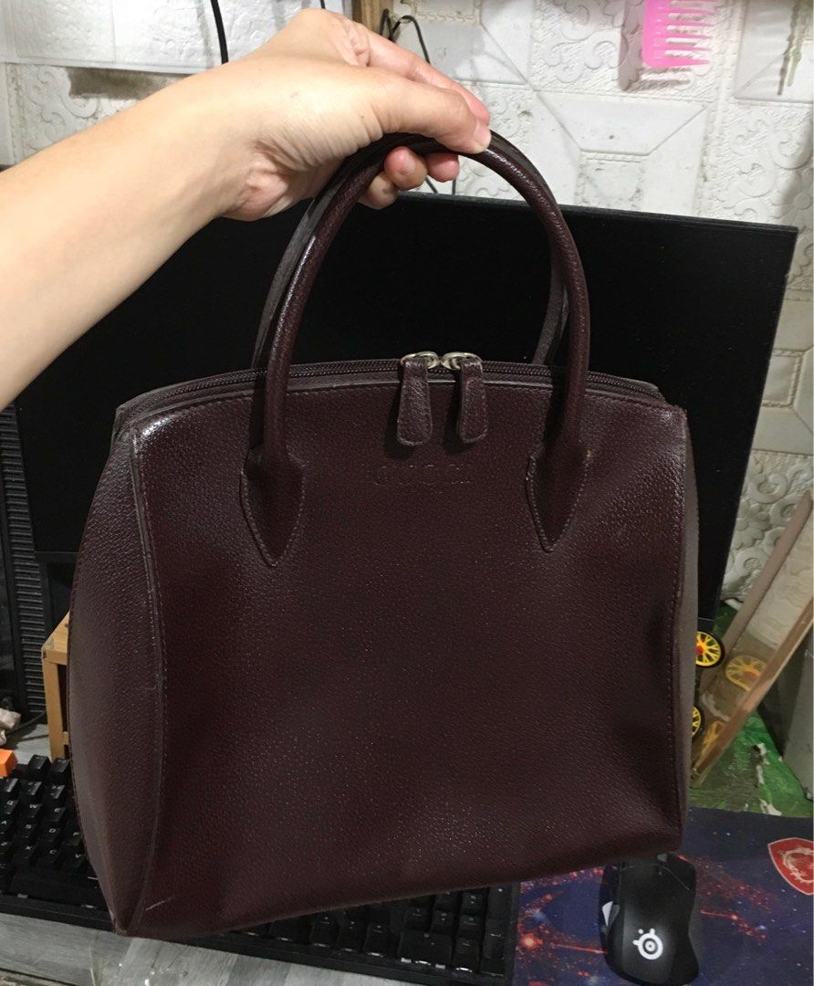 Vintage Gucci Handbag (Category: Luxury Bags & Wallets) located in Mandaluyong City. Submitted by needs99 (Listing ID 1400152422, Image 2). Description: Vintage Gucci Not guaranteed. Please do self authenticate Buy at your own risk. ₱1500.