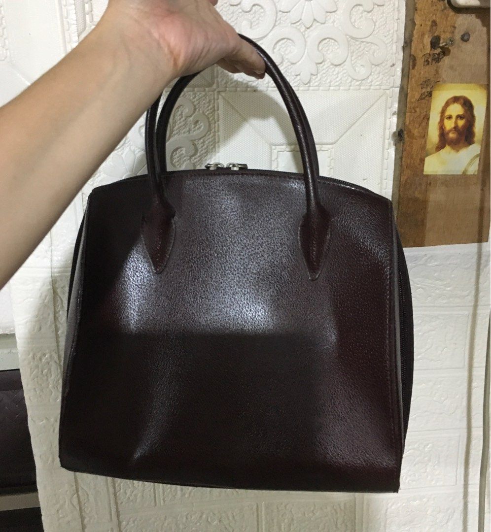 Vintage Gucci Handbag (Category: Luxury Bags & Wallets) located in Mandaluyong City. Submitted by needs99 (Listing ID 1400152422, Image 3). Description: Vintage Gucci Not guaranteed. Please do self authenticate Buy at your own risk. ₱1500.