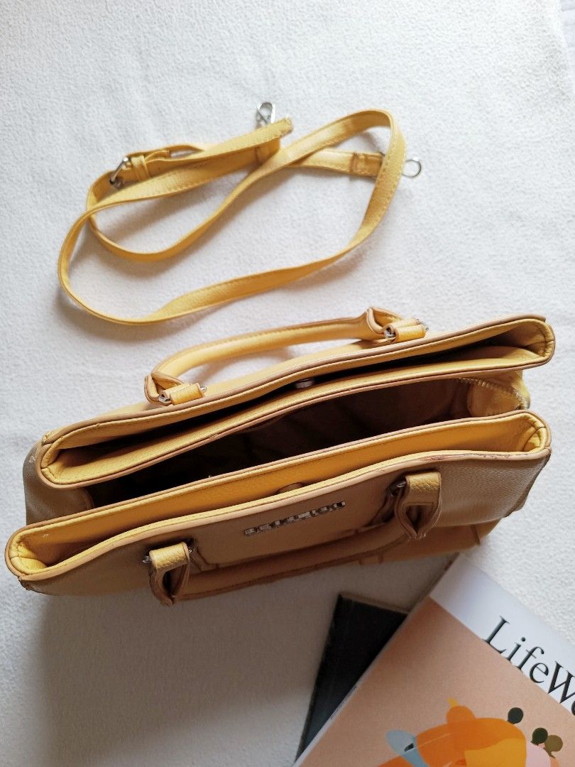 Kenneth Cole Reaction 2 Way Bag (Category: Luxury Bags & Wallets) located in Cavite. Submitted by aeries06 (Listing ID 1400013914, Image 2). Description: Kenneth Cole 2 Way Bag Has minimal stains inside kasi nastock lang 🥹 from US | never used.