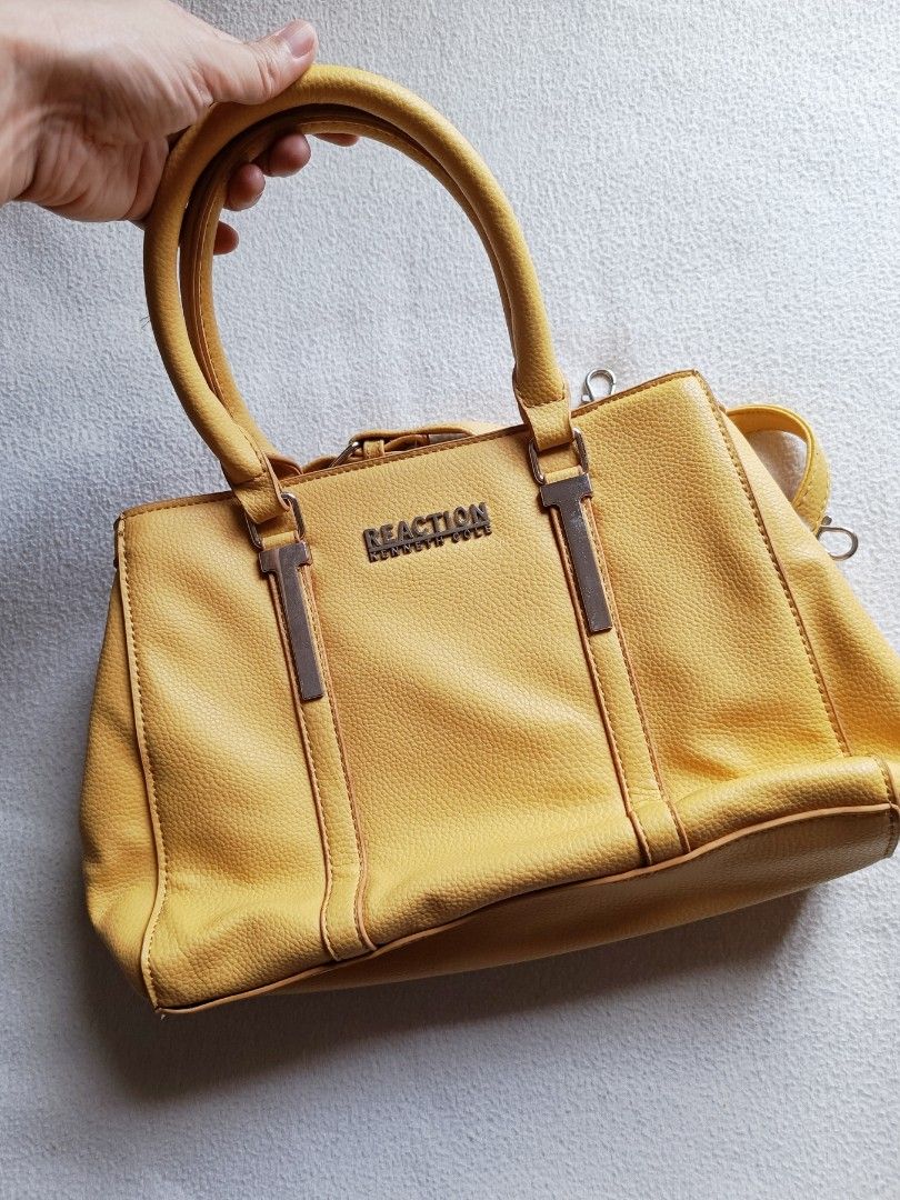 Kenneth Cole Reaction 2 Way Bag (Category: Luxury Bags & Wallets) located in Cavite. Submitted by aeries06 (Listing ID 1400013914, Image 3). Description: Kenneth Cole 2 Way Bag Has minimal stains inside kasi nastock lang 🥹 from US | never used.