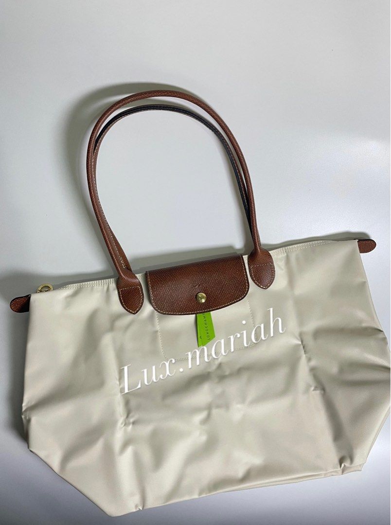Longchamp Classic Paper Large (Category: Luxury Bags & Wallets) located in Makati City. Submitted by lux.mariah (Listing ID 1399798065, Image 1). Description: Longchamp Paper Long Handle Classic Medium size & Large size Available Guaranteed auth 100% DM to order ☺️.