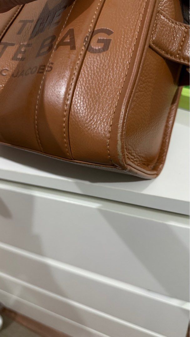 Marc Jacobs The Tote Bag Mini (Category: Luxury Bags & Wallets) located in Alitagtag. Submitted by watchoutph (Listing ID 1400183020, Image 3). Description: Rubs sa corners but not noticeable kasi brown yung bag Perfect travel and everyday bag.