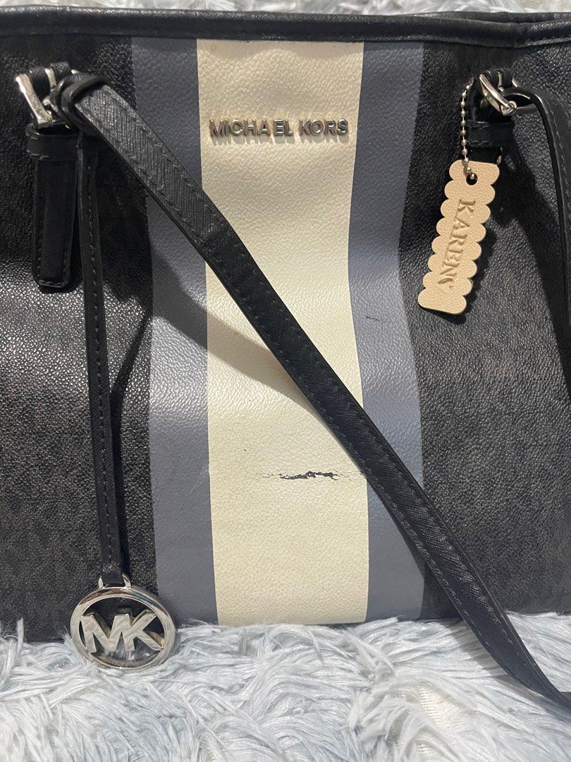 Michael Kors Tote Bag (Category: Luxury Bags & Wallets) located in Manila. Submitted by mauniel (Listing ID 1400015135, Image 2). Description: Declutter sale: Mk tote bag with minor scratch but still presentable. ₱ 1500 Loc: Tondo manila Willing to meet up & deliver.