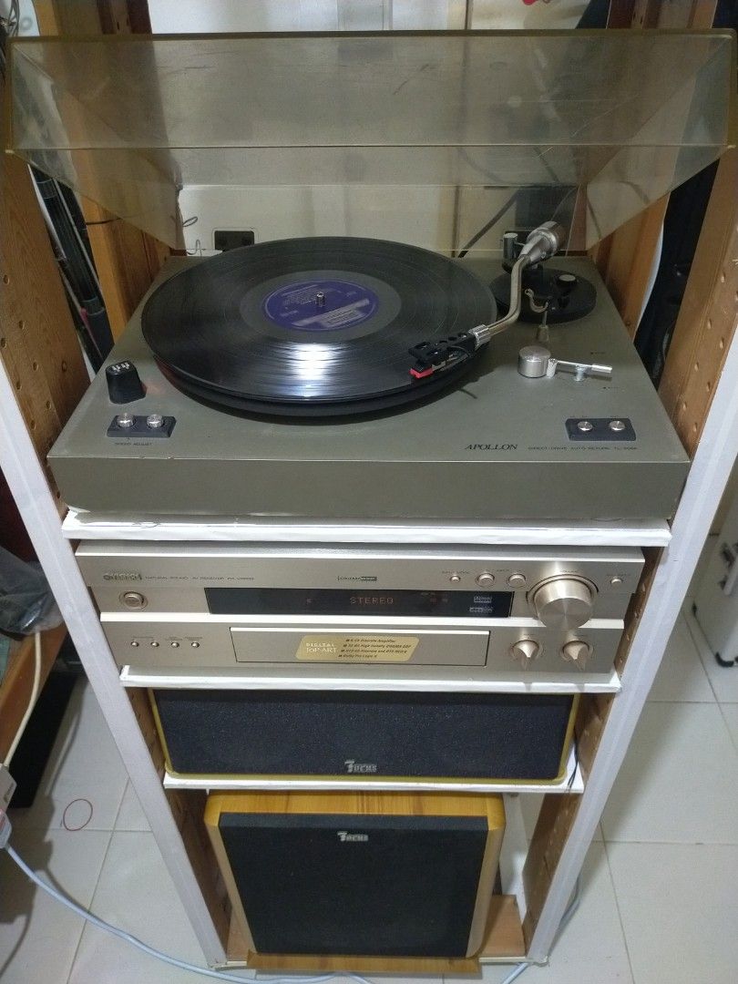 Modern hifi set.64312435923585111
