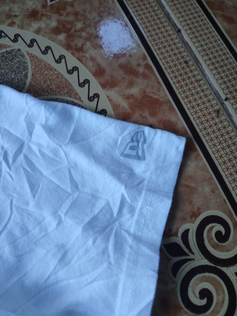 New Era Shirt (Category: Tshirts & Polo Shirts ) located in Castilla. Submitted by ktrepft (Listing ID 1400061892, Image 3). Description: authentic new era dimes: 21x32.5 excellent white na white pa complete tags issue: none.