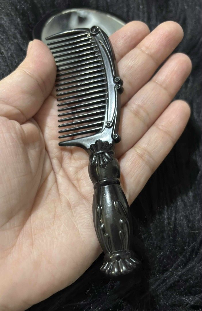 Vanity Mirror & Hair Comb (Category: Mirrors) located in Manila. Submitted by dallecloset_ii (Listing ID 1400076793, Image 3). Description: .