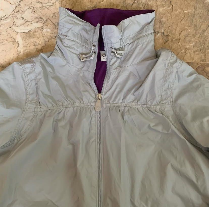 Alo coolfit jacket (Category: Activewear) located in Tarlac. Submitted by closetcleanupsale.ph (Listing ID 1400278567, Image 2). Description: small 21x24” with lining EUC LP POSTED.
