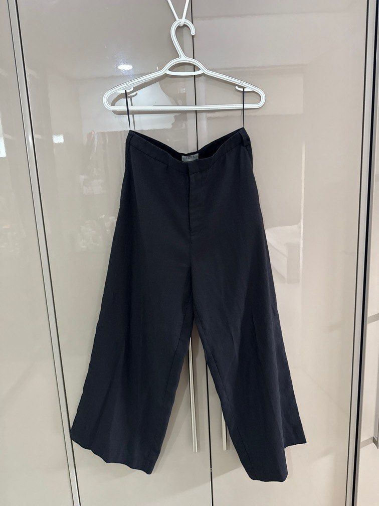 Apara flow pants in black - small (Category: Other Bottoms) located in Manila. Submitted by efgm123 (Listing ID 1400244837, Image 1). Description: Size small With label on tag Otherwise good condition .