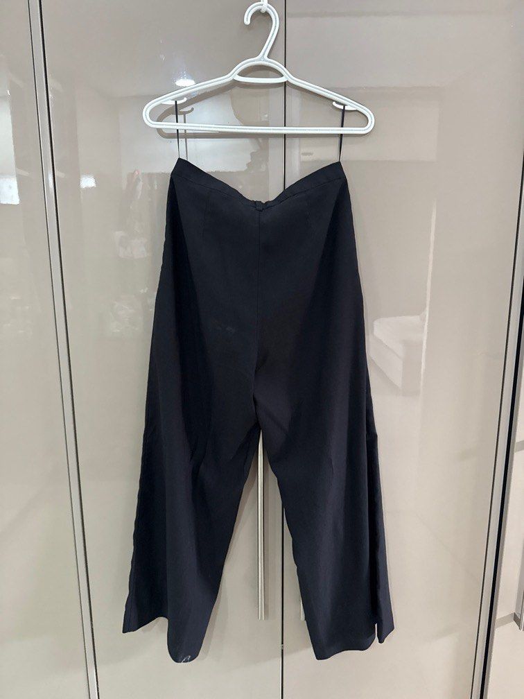 Apara flow pants in black - small (Category: Other Bottoms) located in Manila. Submitted by efgm123 (Listing ID 1400244837, Image 2). Description: Size small With label on tag Otherwise good condition .
