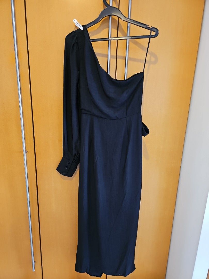 Black One-Shoulder Dress (Category: Dresses) located in Singapore. Submitted by dianawong01 (Listing ID 1400212507, Image 2). Description: Elegant black one-shoulder dress. Features a long sleeve and a tie-waist detail. Perfect for evening events or special occasions. Bust 40cm Waist 35cm Length 122cm.