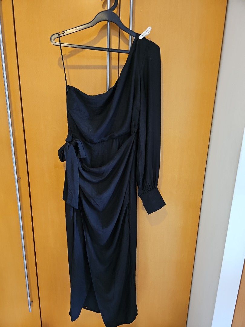Black One-Shoulder Dress (Category: Dresses) located in Singapore. Submitted by dianawong01 (Listing ID 1400212507, Image 1). Description: Elegant black one-shoulder dress. Features a long sleeve and a tie-waist detail. Perfect for evening events or special occasions. Bust 40cm Waist 35cm Length 122cm.