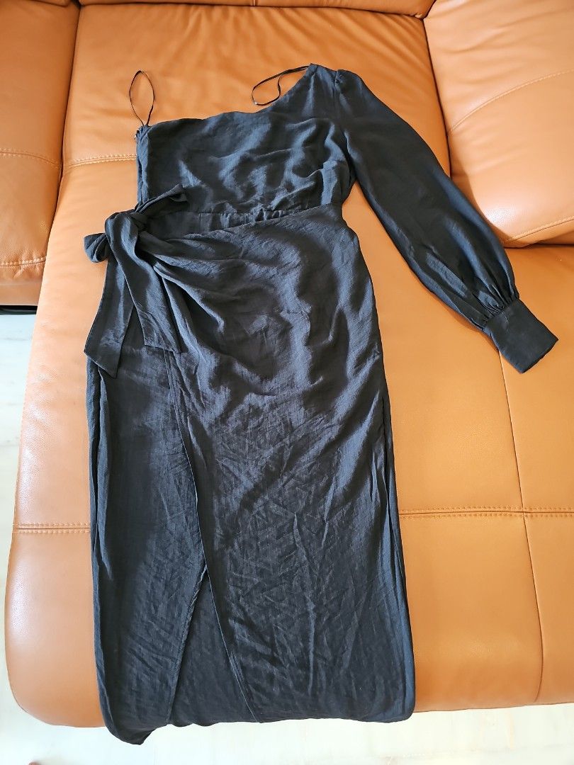 Black One-Shoulder Dress (Category: Dresses) located in Singapore. Submitted by dianawong01 (Listing ID 1400212507, Image 3). Description: Elegant black one-shoulder dress. Features a long sleeve and a tie-waist detail. Perfect for evening events or special occasions. Bust 40cm Waist 35cm Length 122cm.
