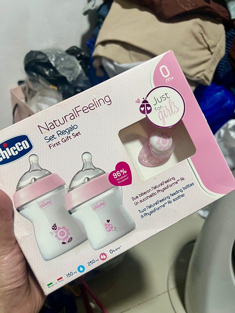 Chicco feeding bottle natural 250ml bnew (Category: Breastfeeding & Bottle Feeding) located in Manila. Submitted by gee0505 (Listing ID 1400288907, Image 1). Description: Bnew 250ml Chupon bnew 150ml ginamet lang sa water ( palitan nyo nalamg ng nipple ) ☺️.