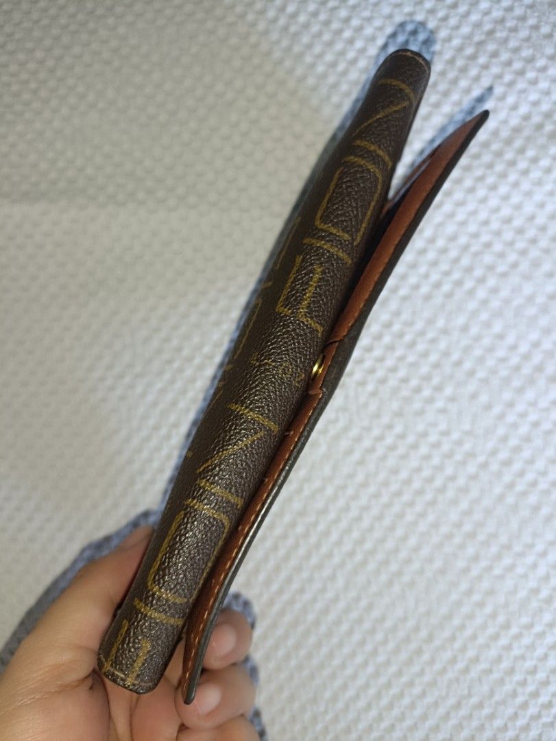 Fion Envelope Type Long Wallet (lw1) (Category: Luxury Bags & Wallets) located in San Pedro. Submitted by elevens_online_thrift_shop (Listing ID 1400259292, Image 3). Description: May kaluluwa sa photo window Small slit sa corner Ykk zip.